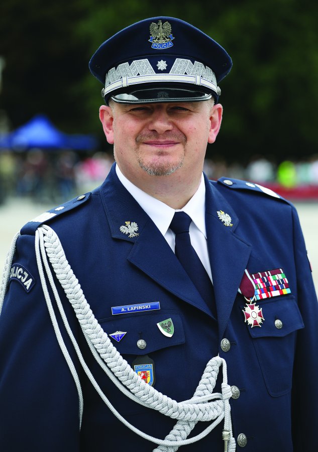 zdjęcie od pasa w górę Komendanta Wojewódzkiego Policji w Łodzi w mundurze.