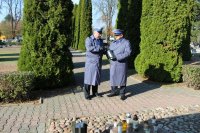 kierownictwo wieluńskiej komendy zapala znicz na cmentarzu przy Mogile Katyńskiej
