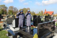 kierownictwo wieluńskiej oddaje hołd przy  mogiłach zmarłych policjantów