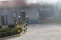 strażacy podczas  akcji gaśniczej w ramach ćwiczeń sztabowych na terenie Centrum Dystrybucji Gazu Płynnego w Konopnicy