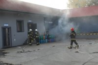 strażacy   podczas  akcji gaśniczej w ramach ćwiczeń sztabowych na terenie Centrum Dystrybucji Gazu Płynnego w Konopnicy