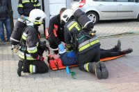 strażacy udzielają pierwszej pomocy poszkodowanemu w ramach ćwiczeń sztabowych na terenie Centrum Dystrybucji Gazu Płynnego w Konopnicy