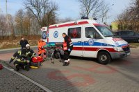 strażacy i ratownicy medyczni udzielają pierwszej pomocy poszkodowanemu w ramach ćwiczeń sztabowych na terenie Centrum Dystrybucji Gazu Płynnego w Konopnicy