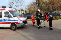 strażacy i ratownicy medyczni udzielają pierwszej pomocy poszkodowanemu w ramach ćwiczeń sztabowych na terenie Centrum Dystrybucji Gazu Płynnego w Konopnicy