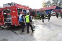 strażacy , policjanci i  wozy bojowe podczas działać grupy dochodzeniowo- śledczej na miejscu zdarzenia w  ramach ćwiczeń sztabowych na terenie Centrum Dystrybucji Gazu Płynnego w Konopnicy