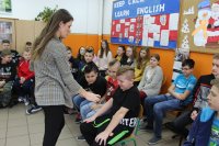 zdjęcie przedstawiajace pracownika PSSE w Wieluniu podczas spotkania z młodzieżą w Szkole Podstawowej w Janowie