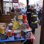 dzielnicowy wspólnie ze strażakiem kontrolują miejsce sprzedaży materiałów pirotechnicznych