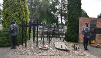 warta honorowa przy symbolicznej Mogile Katyńskiej na wieluńskim cmentarzu
