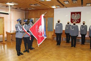 poczet sztandarowy Komendy Powiatowej Policji w Wieluniu, obok stoi pododdział policjantów