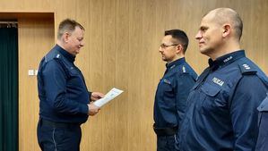 Komendant Powiatowy Policji w Wieluniu wręcza rozkaz nowemu kierownikowi rewiru dzielnicowych.