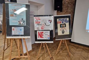 Plakaty prezentowane na sztalugach przygotowane przez młodzież o tematyce sprzeciwiającej się hejtowi i mowie nienawiści.