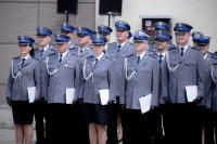 zdjęcie ukazujące  poczty sztandarowe oraz policjantów  mianowania na wyższe stopnie  zgromadzonych na placu Narutowicza  podczas międzypowiatowych obchodów Święta Policji w Bełchatowie