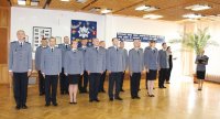 kolorowe zdjęcie przedstawiające policjantów i pracowników Komendy Powiatowej Policji w Wieluniu podczas uroczystej odprawy z okazji obchodów Święta Policji zgromadzonych w auli komendy