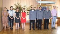 kolorowe zdjęcie przedstawiające policjantów i pracowników Komendy Powiatowej Policji w Wieluniu podczas uroczystej odprawy z okazji obchodów Święta Policji zgromadzonych w auli komendy.