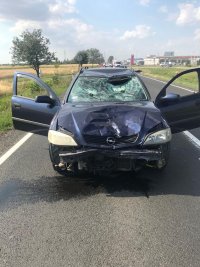 kolorowe zdjęcie przedstawiające uszkodzony pojazd który brał udział w wypadku drogowym