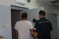 policjant osadzający zatrzymanego w policyjnym areszcie