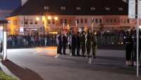 kolorowe zdjęcie przedstawiające Plac Legionów w Wieluniu na którym są zgromadzeniu uczestnicy  uroczystości 80. rocznicy wybuchu II wojny światowej
