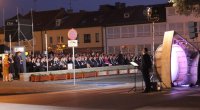 kolorowe zdjęcie przedstawiające Plac Legionów w Wieluniu na którym są zgromadzeniu uczestnicy  uroczystości 80. rocznicy wybuchu II wojny światowej. Widok trybuny honorowej gdzie zasiadają m.in. Prezydenci Polski i Niemiec