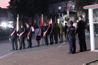 kolorowe zdjęcie przedstawiające Plac Legionów w Wieluniu na którym są zgromadzeniu uczestnicy  uroczystości 80. rocznicy wybuchu II wojny światowej.