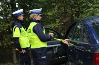 policjanci w trakcie akcji EWARD rozdają odblaski w trakcie kontroli pojazdów