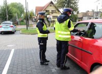policjanci w trakcie akcji EWARD rozdają odblaski w trakcie kontroli pojazdów