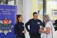 zdjęcie przedstawia policjantów rozmawiających z seniorem na temat bezpieczeństwa