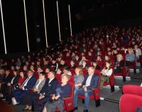 Zgromadzeni w kino- teatrze &quot;Syrena &quot; w  Wieluniu uczestnicy projektu profilaktycznego z udziałem Jarosława Wajka