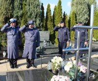 kierownictwo wieluńskiej komendy oddaje hołd zmarłym policjantom cmentarzu