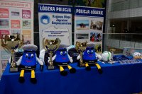 nagrody dla zwycięzców  Policyjnej Akademii Bezpieczeństwa  maskotka Komisarza Błyska