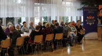 seniorzy  w Spółdzielczym Domu Kultury w Wieluniu podczas debaty społecznej