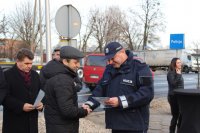 zdjęcie przedstawiające Komendanta Powiatowego Policji w Wieluniu wręczającego podziękowanie Wójtowi Gminy Pątnów