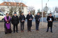 zdjęcie przedstawiające Komendanta Powiatowego Policji w Wieluniu, samorządowców, Ojca Gwardiana, Komendanta Straży Pożarnej w Wieluniu