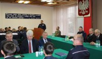 wystąpienie  Zastępcy Komendanta Powiatowego Policji w Wieluniu w trakcie odprawy rocznej w auli komendy