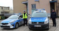 prezentacja nowych radiowozów kia ceed i volkswagena caddy przed budynkiem komendy policji