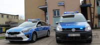prezentacja nowych radiowozów kia ceed i volkswagena caddy przed budynkiem komendy policji