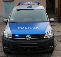 prezentacja nowych radiowozów kia ceed i volkswagena caddy przed budynkiem komendy policji