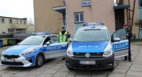 prezentacja nowych radiowozów kia ceed i volkswagena caddy przed budynkiem komendy policji