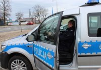 prezentacja nowych radiowozów kia ceed i volkswagena caddy przed budynkiem komendy policji