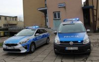 prezentacja nowych radiowozów kia ceed i volkswagena caddy przed budynkiem komendy policji