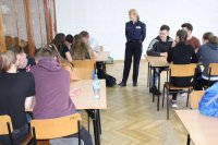 uczestnicy  piszący test  podczas eliminacji powiatowe Konkursu o puchar Komendanta Wojewódzkiego Policji w Łodzi zgromadzeni w II Liceum Ogólnokształcącym w Wieluniu