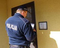 policjant rozmawiający przez domofon