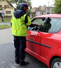 policjant badający stan trzeźwości kierowcy