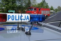 dach radiowozu z sygnalizacją i napisem policja