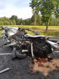 rozbity samochód uczestniczący w zdarzeniu drogowym