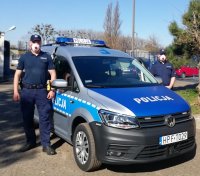 policjanci i radiowóz policyjny