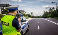 policjant pełniący służbę na drodze