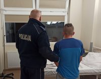 policjant  prowadzi zatrzymanego