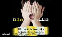 plakat z grafiką przedstawiający dłonie zakrywające twarz i krzyczące usta. Na plakacie napis&quot; Nie milcz. 18 października .Europejski Dzień Przeciwko Handlowi Ludźmi i Niewolnictwu&quot;.