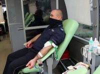 umundurowany policjant siedzi na fotelu i oddaje krew