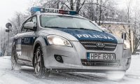 oznakowany radiowóz policyjny w zimowej scenerii